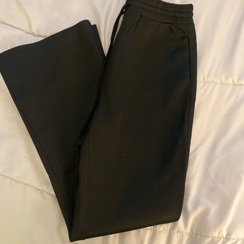 black yoga pants